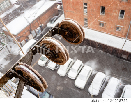 rollers of clothesline under snow in winter 124018732