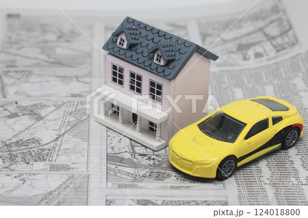 A model house and a car are on the scheme of land plots, real estate purchase. A model house and a car are on the scheme of land plots, real estate purchase. 124018800