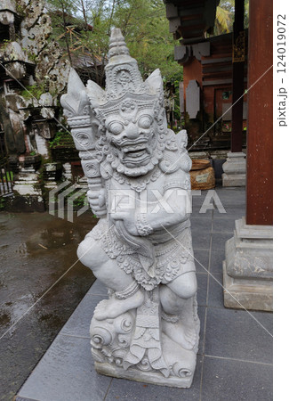 A stone statue that symbolizes the guard of the gate of a house or palace A stone statue that symbolizes the guard of the gate of a house or palace 124019072
