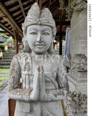 A stone statue that symbolizes the guard of the gate of a house or palace 124019081