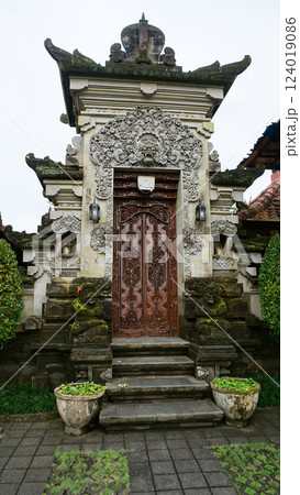 Beautiful wooden door decorated with carvings, Ubud, Bali, Indonesia 124019086