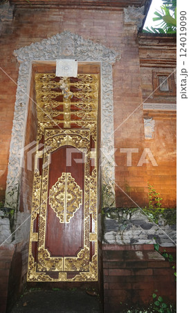 Beautiful wooden door decorated with carvings, Ubud, Bali, Indonesia 124019090