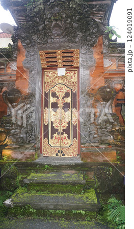 Beautiful wooden door decorated with carvings, Ubud, Bali, Indonesia Beautiful wooden door decorated with carvings, Ubud, Bali, Indonesia 124019091
