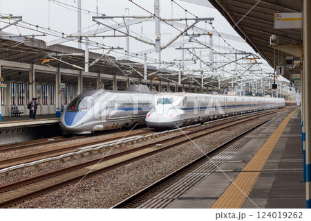 駅を通過するのぞみ号と、先を譲るこだま号【山陽新幹線　新倉敷駅】 124019262