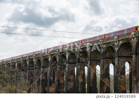 レンガ造りの歴史的な高架橋　ロンドンから南の郊外にあるオウズ渓谷にて 124019389