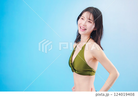 水着を着て夏を満喫する女性（水色背景） 124019408