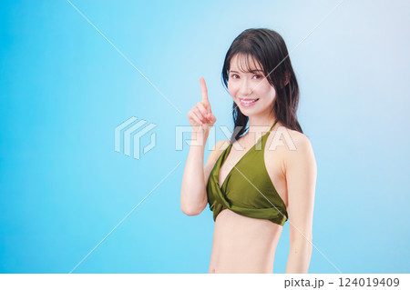 水着を着て夏を満喫する女性（水色背景） 124019409