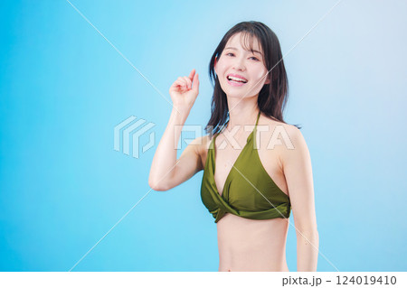 水着を着て夏を満喫する女性(水色背景) 水着を着て夏を満喫する女性(水色背景) 124019410