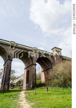 レンガ造りの歴史的な高架橋 ロンドンから南の郊外にあるオウズ渓谷にて レンガ造りの歴史的な高架橋 ロンドンから南の郊外にあるオウズ渓谷にて 124019936