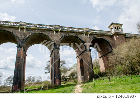 レンガ造りの歴史的な高架橋 ロンドンから南の郊外にあるオウズ渓谷にて レンガ造りの歴史的な高架橋 ロンドンから南の郊外にあるオウズ渓谷にて 124019937
