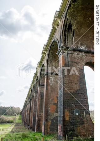 レンガ造りの歴史的な高架橋 ロンドンから南の郊外にあるオウズ渓谷にて レンガ造りの歴史的な高架橋 ロンドンから南の郊外にあるオウズ渓谷にて 124019940