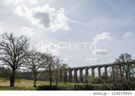 レンガ造りの歴史的な高架橋　ロンドンから南の郊外にあるオウズ渓谷にて 124019944