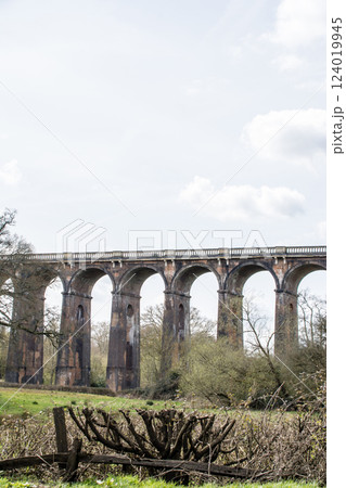 レンガ造りの歴史的な高架橋 ロンドンから南の郊外にあるオウズ渓谷にて レンガ造りの歴史的な高架橋 ロンドンから南の郊外にあるオウズ渓谷にて 124019945