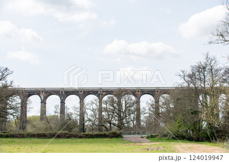 レンガ造りの歴史的な高架橋 ロンドンから南の郊外にあるオウズ渓谷にて レンガ造りの歴史的な高架橋 ロンドンから南の郊外にあるオウズ渓谷にて 124019947