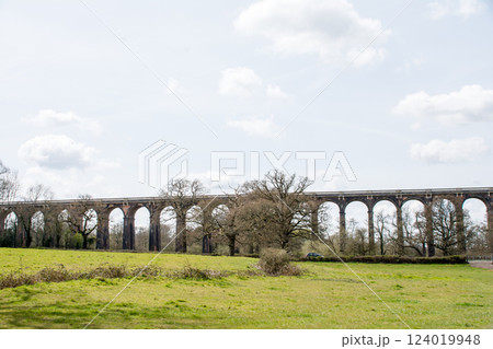 レンガ造りの歴史的な高架橋　ロンドンから南の郊外にあるオウズ渓谷にて 124019948