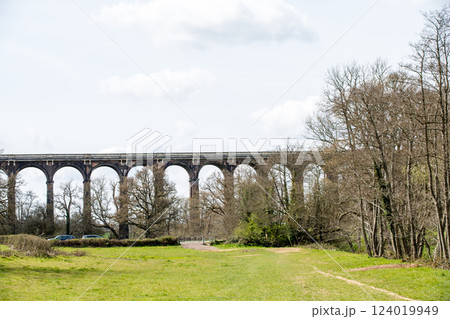 レンガ造りの歴史的な高架橋　ロンドンから南の郊外にあるオウズ渓谷にて 124019949