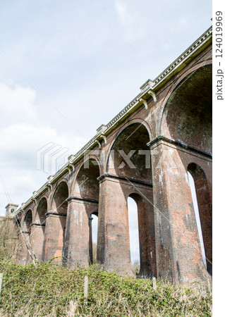 レンガ造りの歴史的な高架橋　ロンドンから南の郊外にあるオウズ渓谷にて 124019969