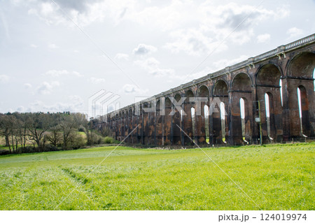 レンガ造りの歴史的な高架橋　ロンドンから南の郊外にあるオウズ渓谷にて 124019974