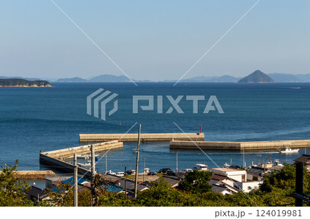 眼下に広がる港町と、真夏の瀬戸内海【鷲羽山から見る児島漁港と瀬戸内海】 眼下に広がる港町と、真夏の瀬戸内海【鷲羽山から見る児島漁港と瀬戸内海】 124019981