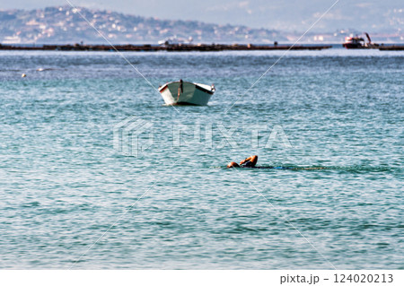Small fishing boat on the beach of Area de Agra, Sanxenxo, Pontevedra 124020213