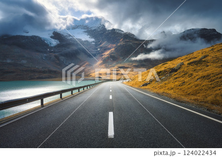 Empty road near lake in swiss snowy mountains at sunset in autum 124022434