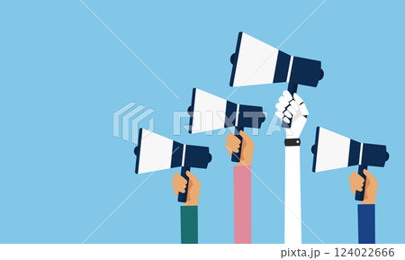 メガホンを抱えるいろいろな腕のフラットイラスト、ベクター 124022666
