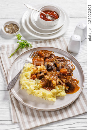 tender red wine braised beef with mashed potato 124022801