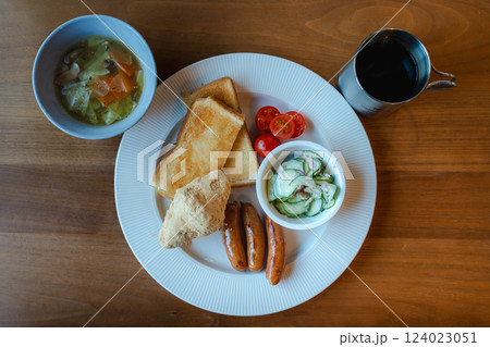 トーストとスープの朝食プレート 124023051