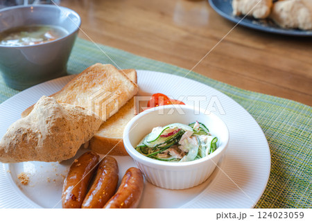 トーストとスープの朝食プレート トーストとスープの朝食プレート 124023059