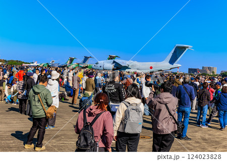 埼玉県　入間市　航空自衛隊入間基地で開催された 入間航空祭 124023828