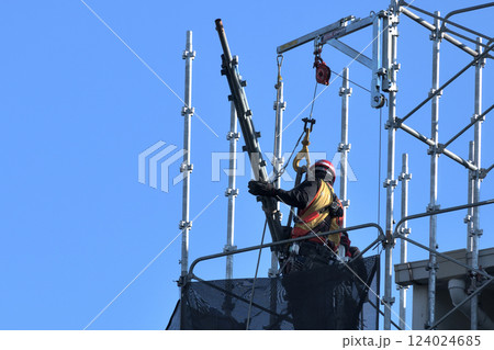 マンション大規模修繕 とび職人 仮設足場組立工事の作業風景 マンション大規模修繕 とび職人 仮設足場組立工事の作業風景 124024685