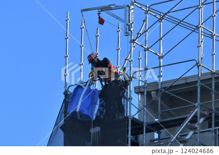 マンション大規模修繕　とび職人　仮設足場組立工事の作業風景 124024686