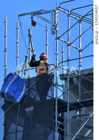 マンション大規模修繕　とび職人　仮設足場組立工事の作業風景 124024687