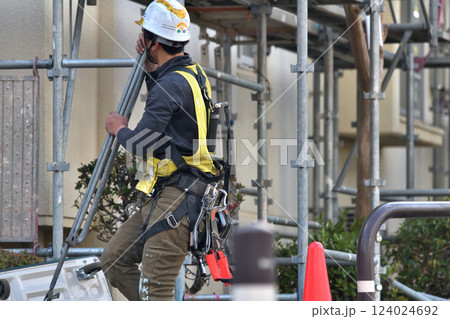 マンション大規模修繕 とび職人 仮設足場組立工事の作業風景 マンション大規模修繕 とび職人 仮設足場組立工事の作業風景 124024692