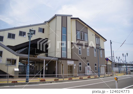 岩手の駅 晴れた日のJR好摩駅の西口 岩手の駅 晴れた日のJR好摩駅の西口 124024773