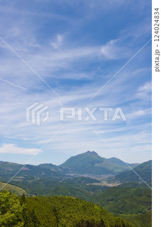 湯布院の景色と空(大分県由布市湯布院) 湯布院の景色と空(大分県由布市湯布院) 124024834