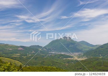 湯布院の景色と空（大分県由布市湯布院） 124024839