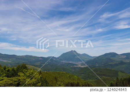 湯布院の景色と空(大分県由布市湯布院) 湯布院の景色と空(大分県由布市湯布院) 124024843