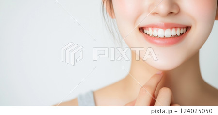 美容のコンセプト。女性の完璧な肌と柔らかなピンクの唇 124025050