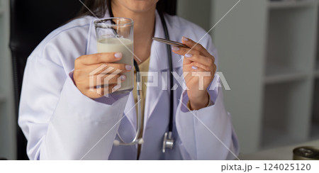 Healthy Beverage and Dietary Analysis. A nutritionist discussing the benefits of healthy drink options with clients. Healthy Beverage and Dietary Analysis. A nutritionist discussing the benefits of healthy drink options with clients. 124025120