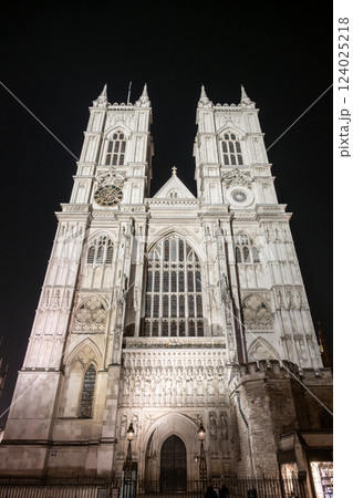 Westminster Abbey stands majestically under the night sky, highlighting its intricate architecture. The structure glows softly, surrounded by a peaceful atmosphere in London. Westminster Abbey stands majestically under the night sky, highlighting its intricate architecture. The structure glows softly, surrounded by a peaceful atmosphere in London. 124025218