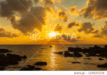 日本海の夕暮れ　秋田県八峰町　岩館海岸　 124025238