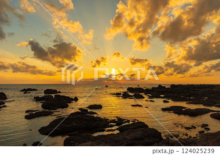 日本海の夕暮れ　秋田県八峰町　岩館海岸　 124025239