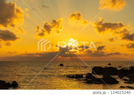 日本海の夕暮れ　秋田県八峰町　岩館海岸　 124025240
