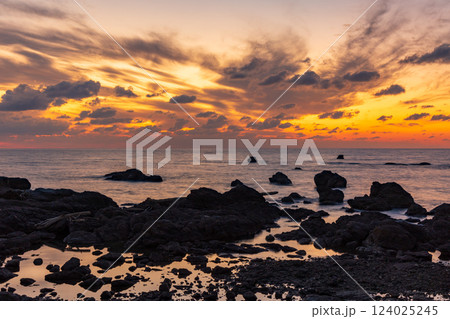 日本海の夕暮れ　秋田県八峰町　岩館海岸　 124025245