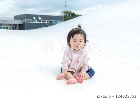 【巨大な遊具でお座りする乳幼児】 【巨大な遊具でお座りする乳幼児】 124025352