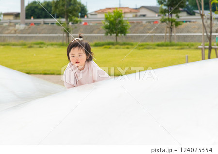 【巨大な遊具ではいはいする乳幼児】 【巨大な遊具ではいはいする乳幼児】 124025354