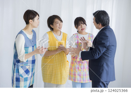 保育士たちと園長先生 124025366