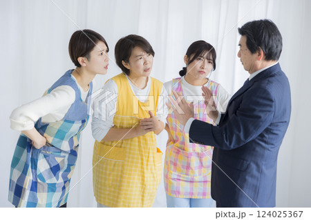 保育士たちと園長先生 保育士たちと園長先生 124025367