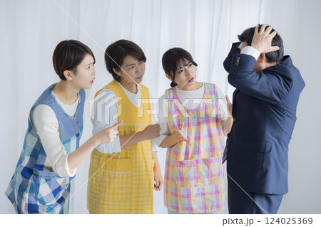 保育士たちと園長先生 124025369